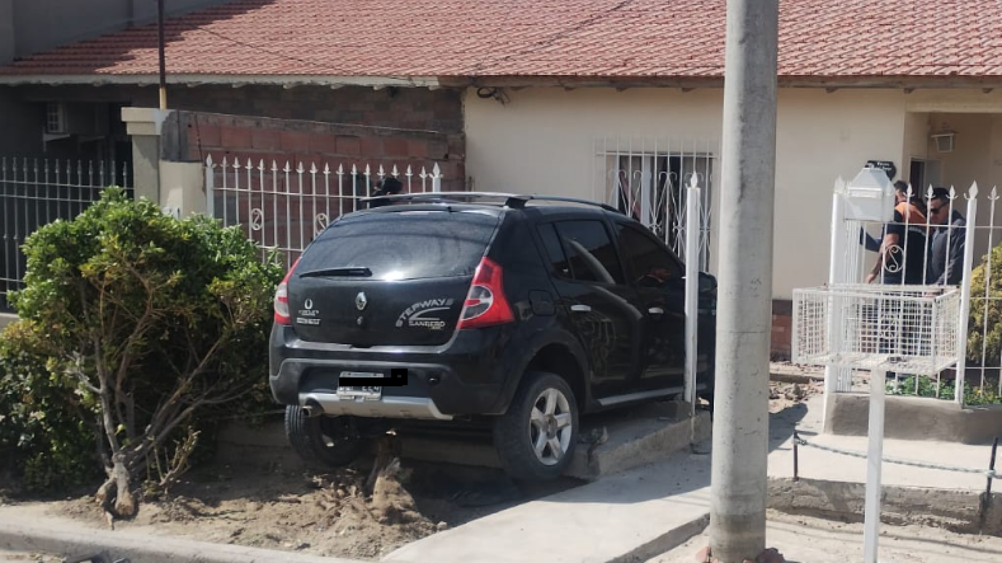 Estaba borracho, le usó el auto a un amigo “embarcado” y chocó