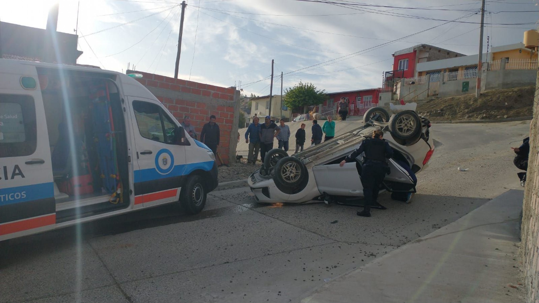 Vuelco: mujer perdió el control del auto, quedó atrapada y fue rescatada por bomberos