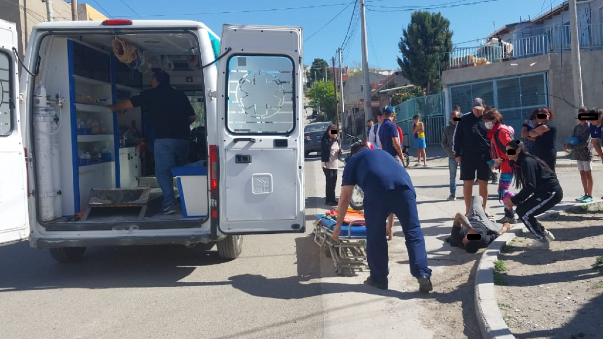 Un motociclista impactó su rodado contra una camioneta estacionada