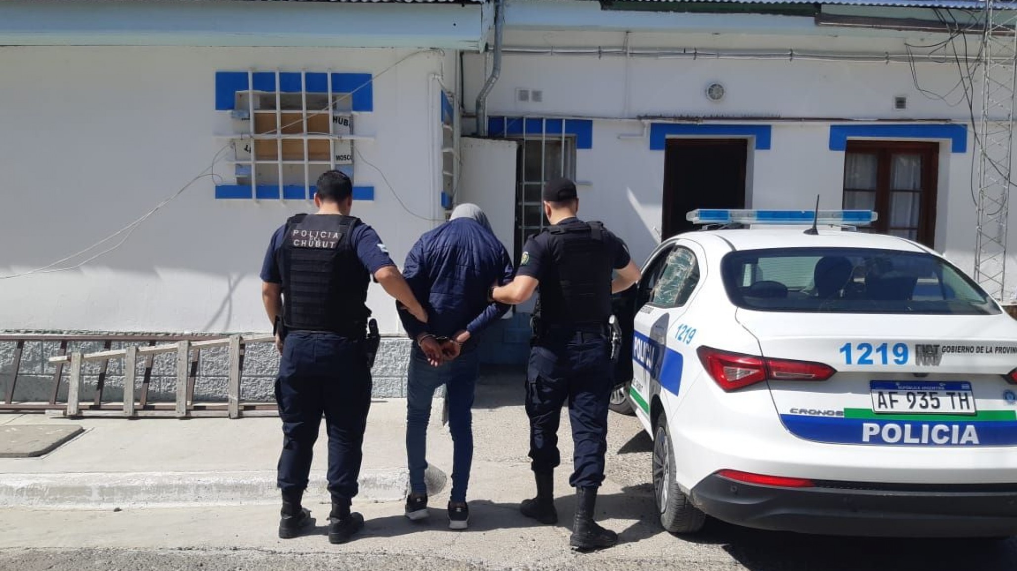 Dos hombres y un menor de edad ingresaron a robar y amenazaron a septuagenaria