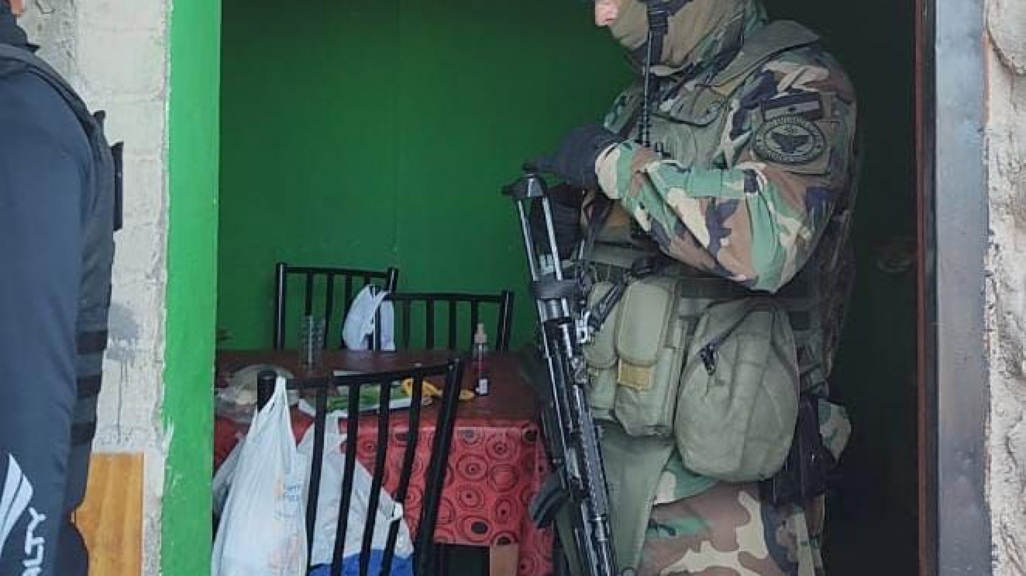 Hicieron tres allanamientos y secuestraron dinero en efectivo y aun auto