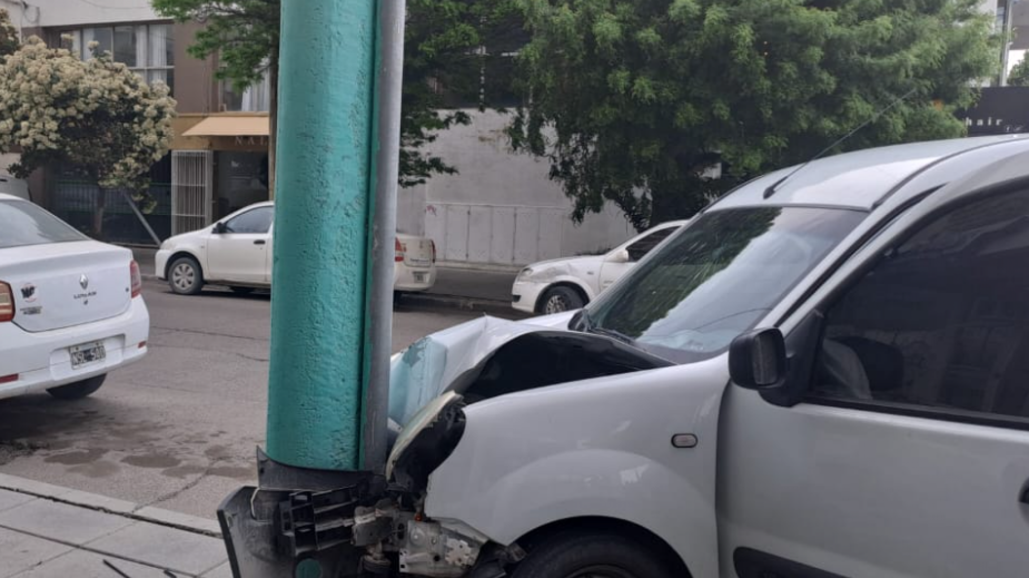 Una mujer impactó su auto contra una palma de alumbrado público