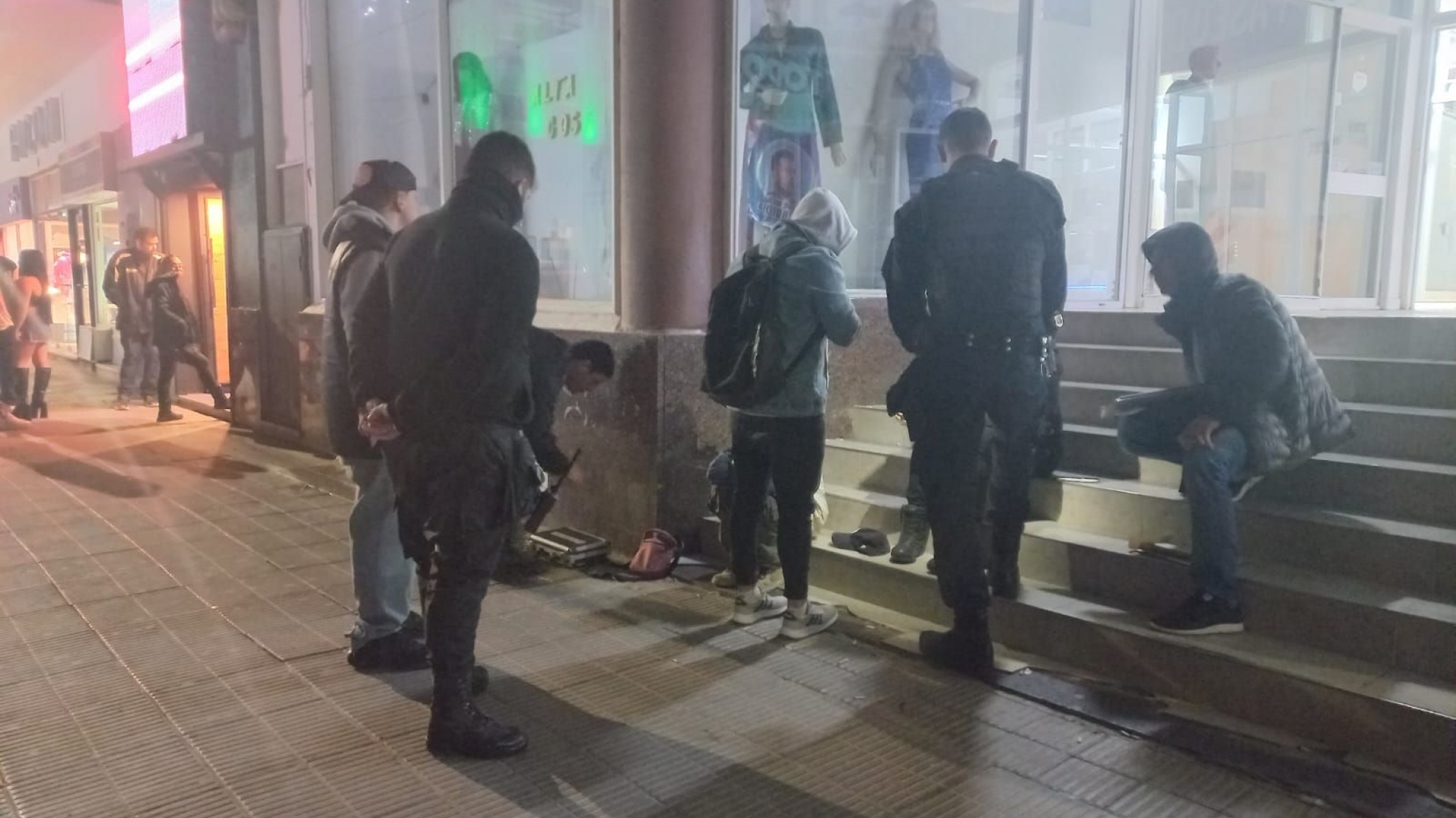 Salió a bailar con droga y la policía lo sorprendió en control de boliche