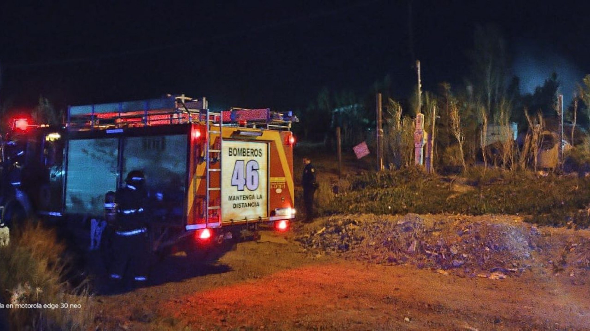Hubo un incendio de vivienda durante la madrugada y un vecino llamó a los bomberos