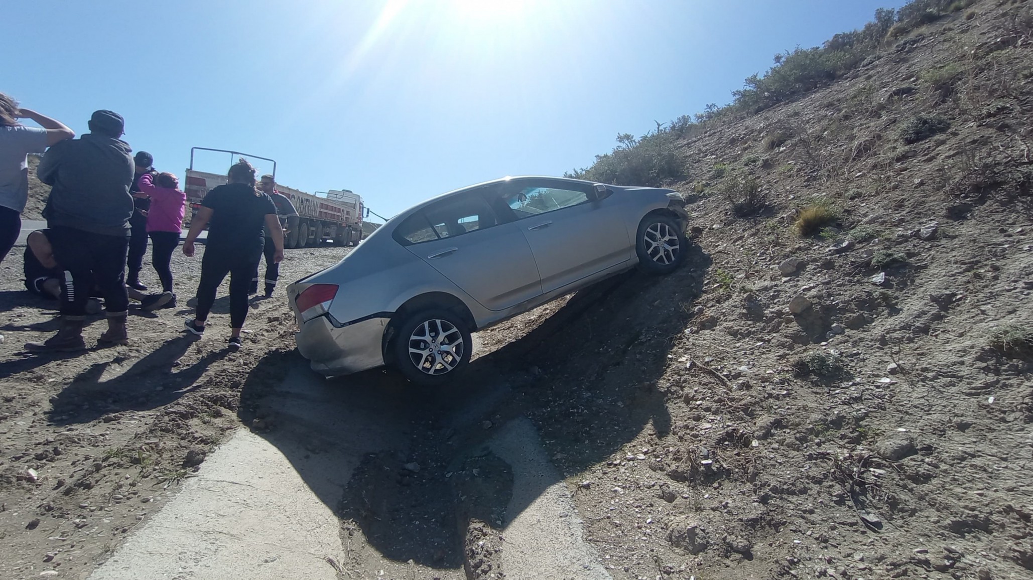 Despiste en el Camino Roque Gonzalez: un joven perdió el control de su auto