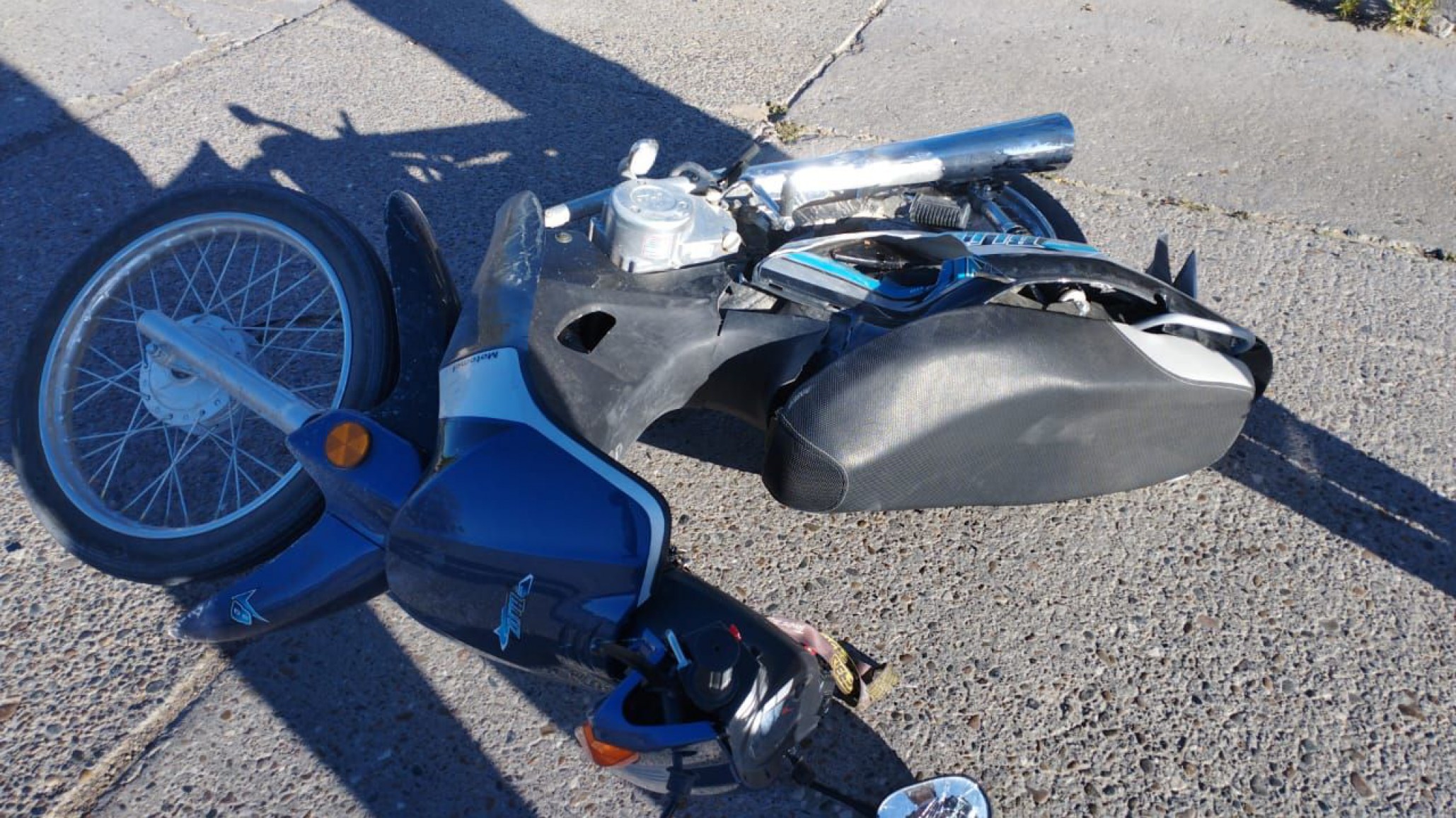 Un motociclista terminó herido “un auto lo embistió y el conductor se fugó”