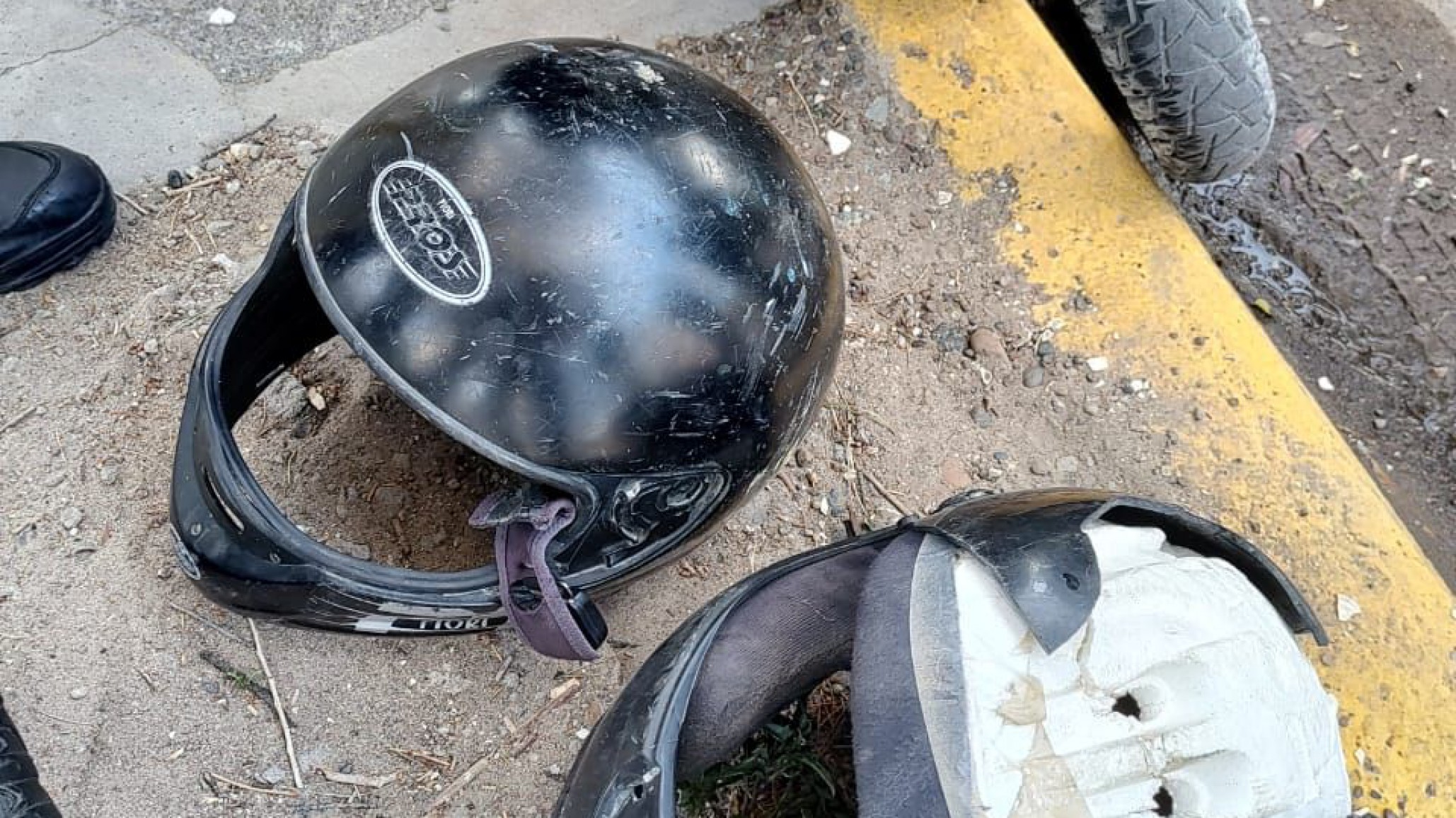 Un motociclista impactó detrás a camioneta y terminó herido junto a su acompañante