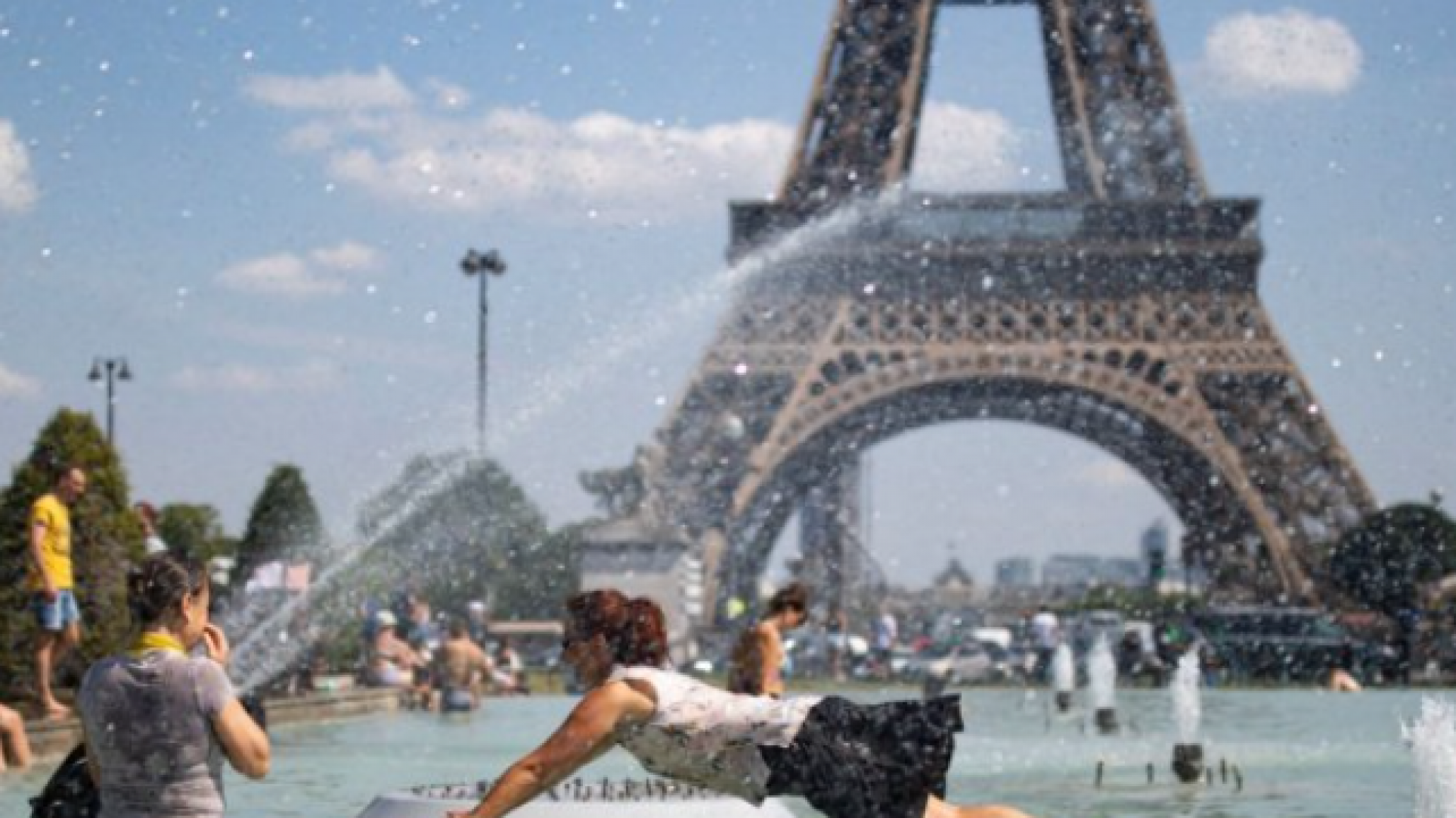 París combatirá el calor con “oasis” de árboles y menos asfalto