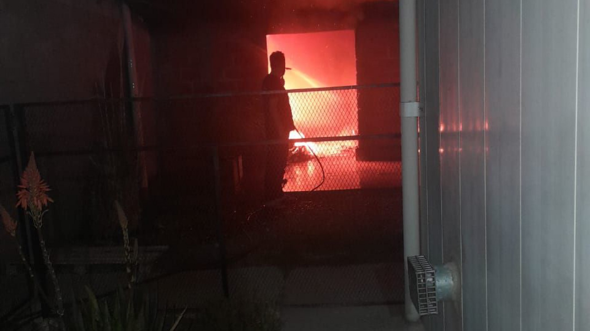 Incendio en la madrugada: “habría sido por la explosión de termotanque eléctrico en quincho”