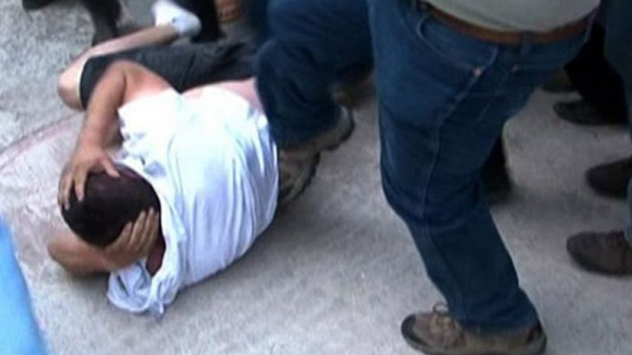 15 vecinos persiguieron y golpearon a un ladrón que robó y dañó dos autos