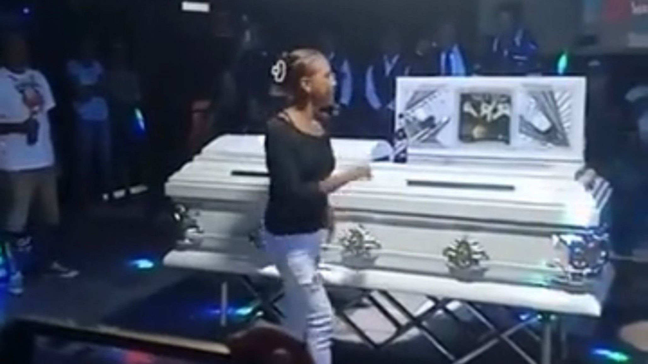 Viral insólito: Lo velaron en un boliche con tragos y bailando cumbia