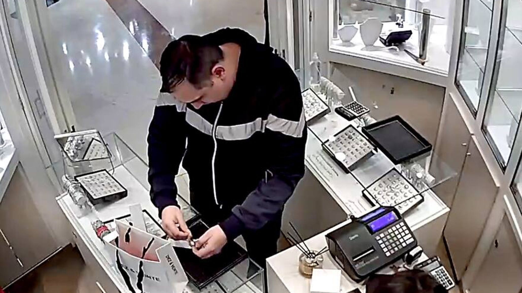 Astuto robo en joyería de Mar del Plata: robó una pulsera Rolex delante de la encargada