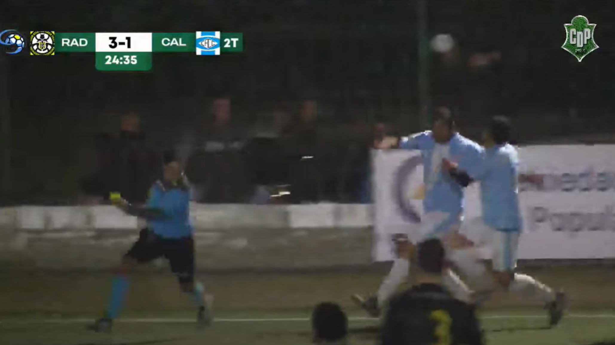 Violencia en fútbol local: jugador corrió al árbitro para agredirlo y le sacaron tarjeta roja