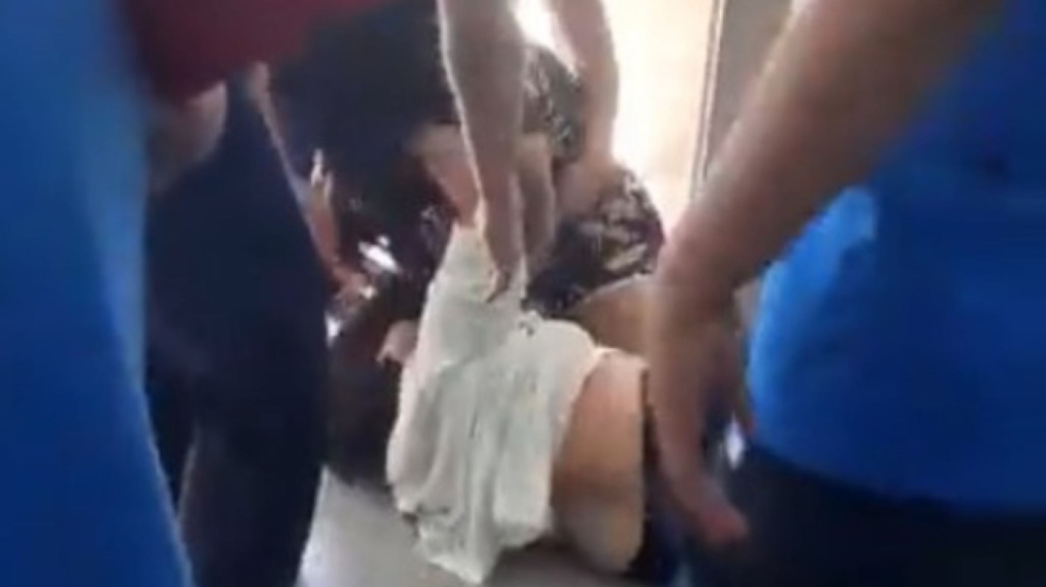 Dos mujeres agredieron y filmaron a una policía afuera del Shoping porque las quiso identificar