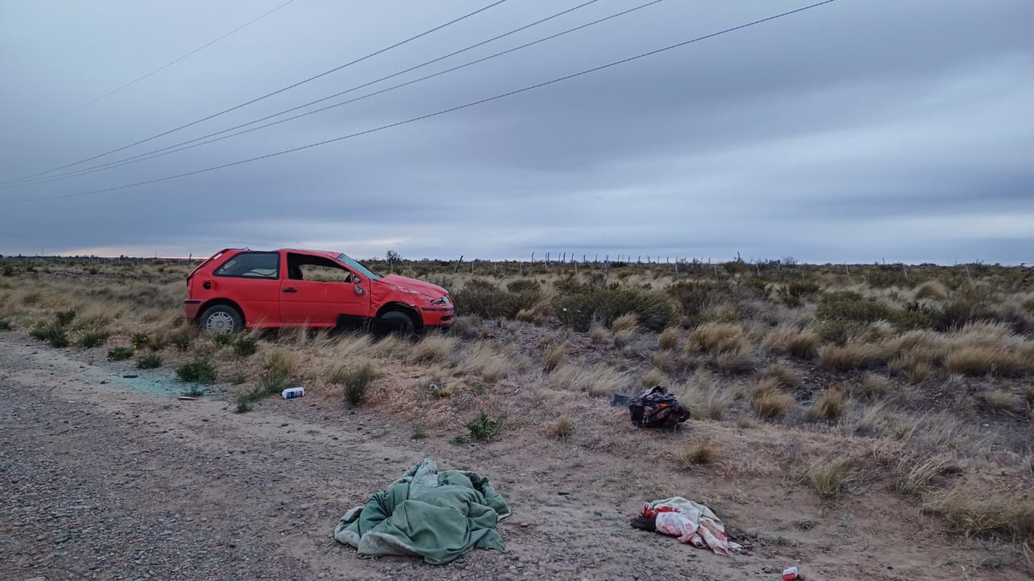 Joven salió despedido de su auto tras vuelco y testigo le salvó la vida