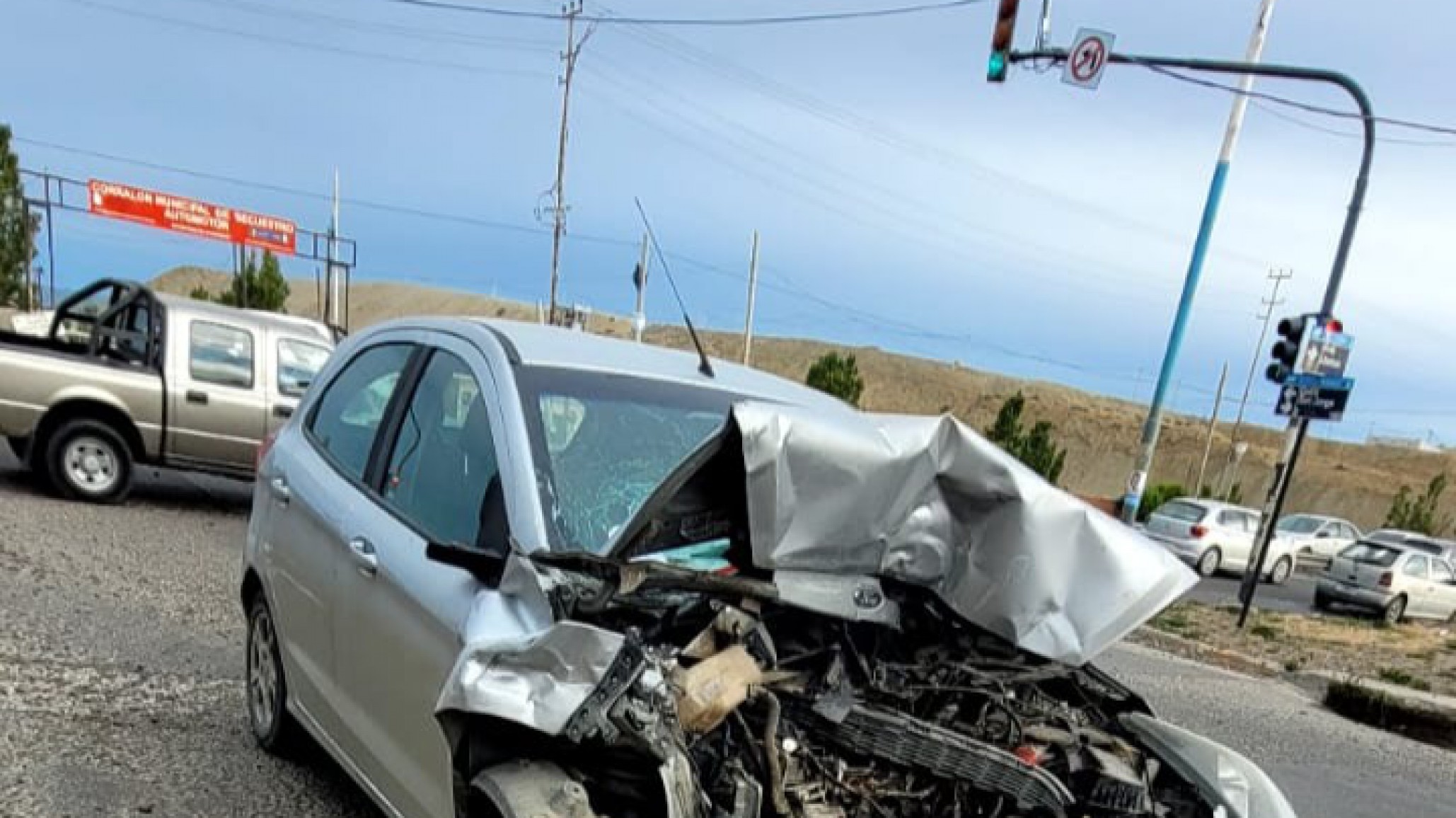 Accidente de tránsito entre un camioneta y un auto