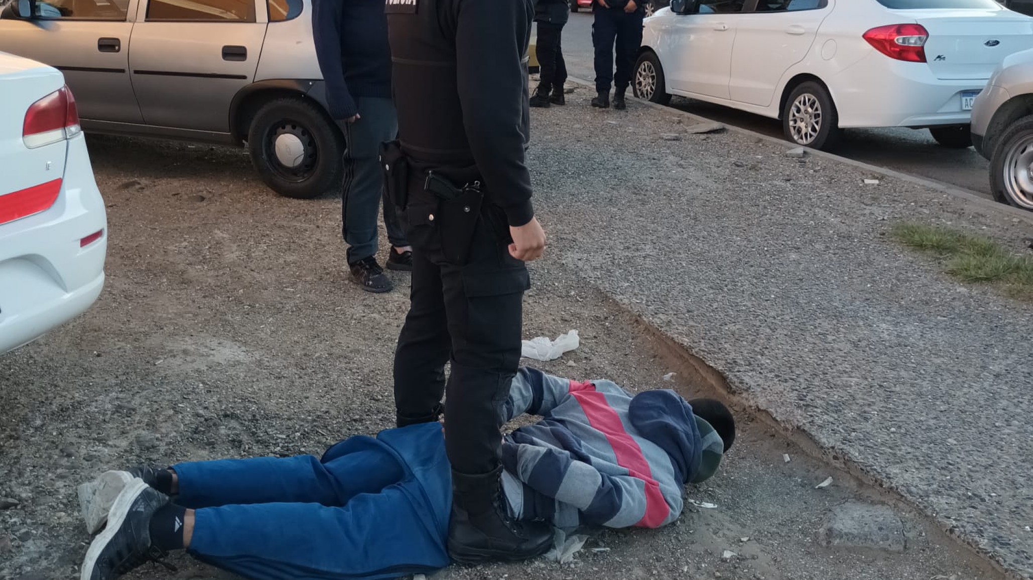 Un hombre detenido por dañar autos en la vía publica