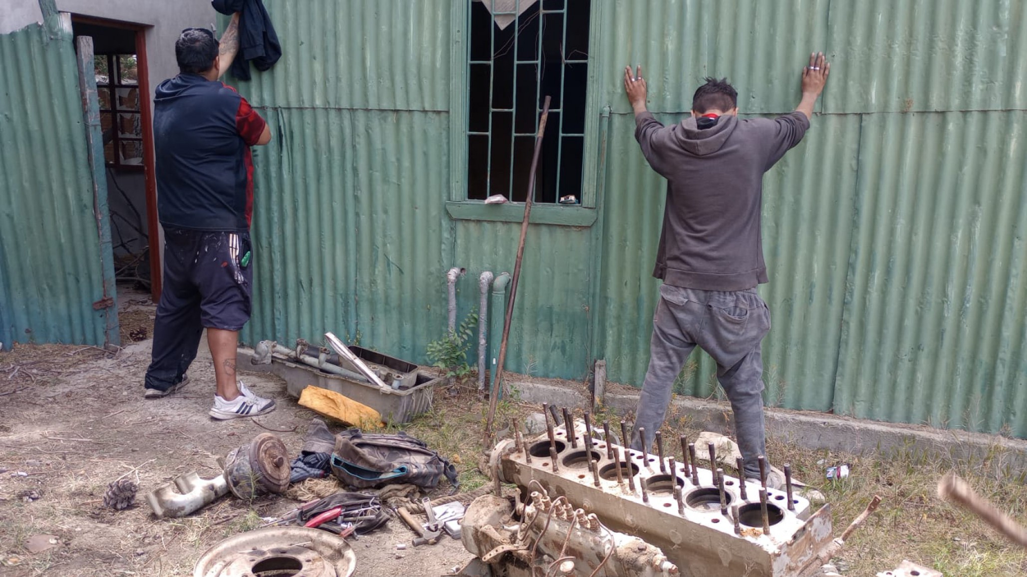 Lo atraparon en el acto robando cobre y su amigo intentó huir saltando un paredón