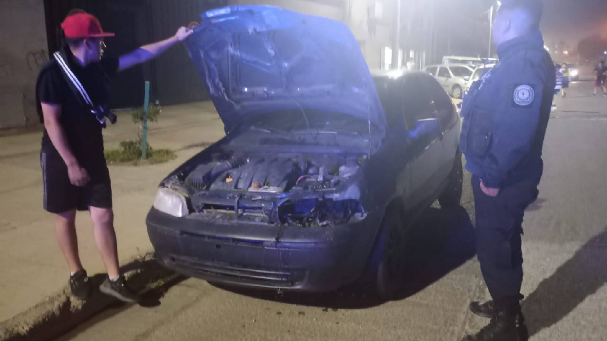 ¡Fuego! Así vecinos se unieron para apagar las llamas del auto de un joven