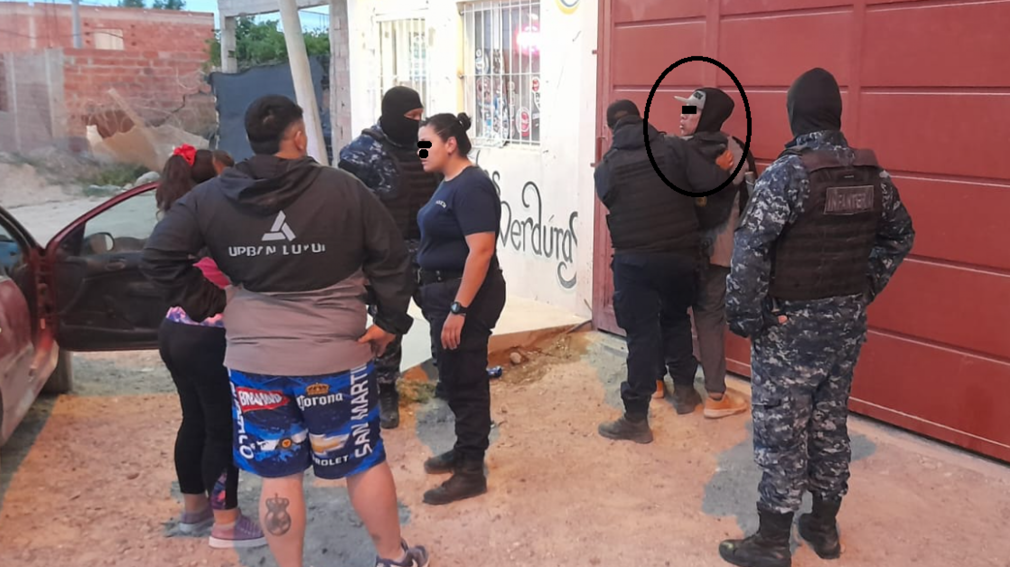 Novio Héroe: Bajó al kiosko, le quisieron robar y su pareja golpeó al ladrón