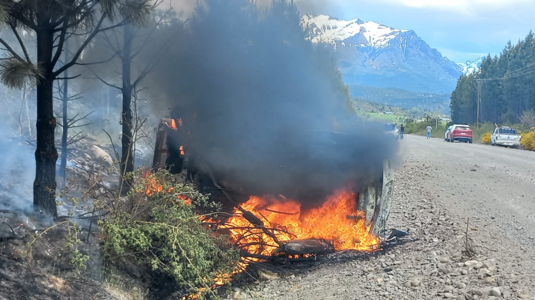 ¡Espectacular vuelco! Conductora despistó y quedó en medio de las llamas