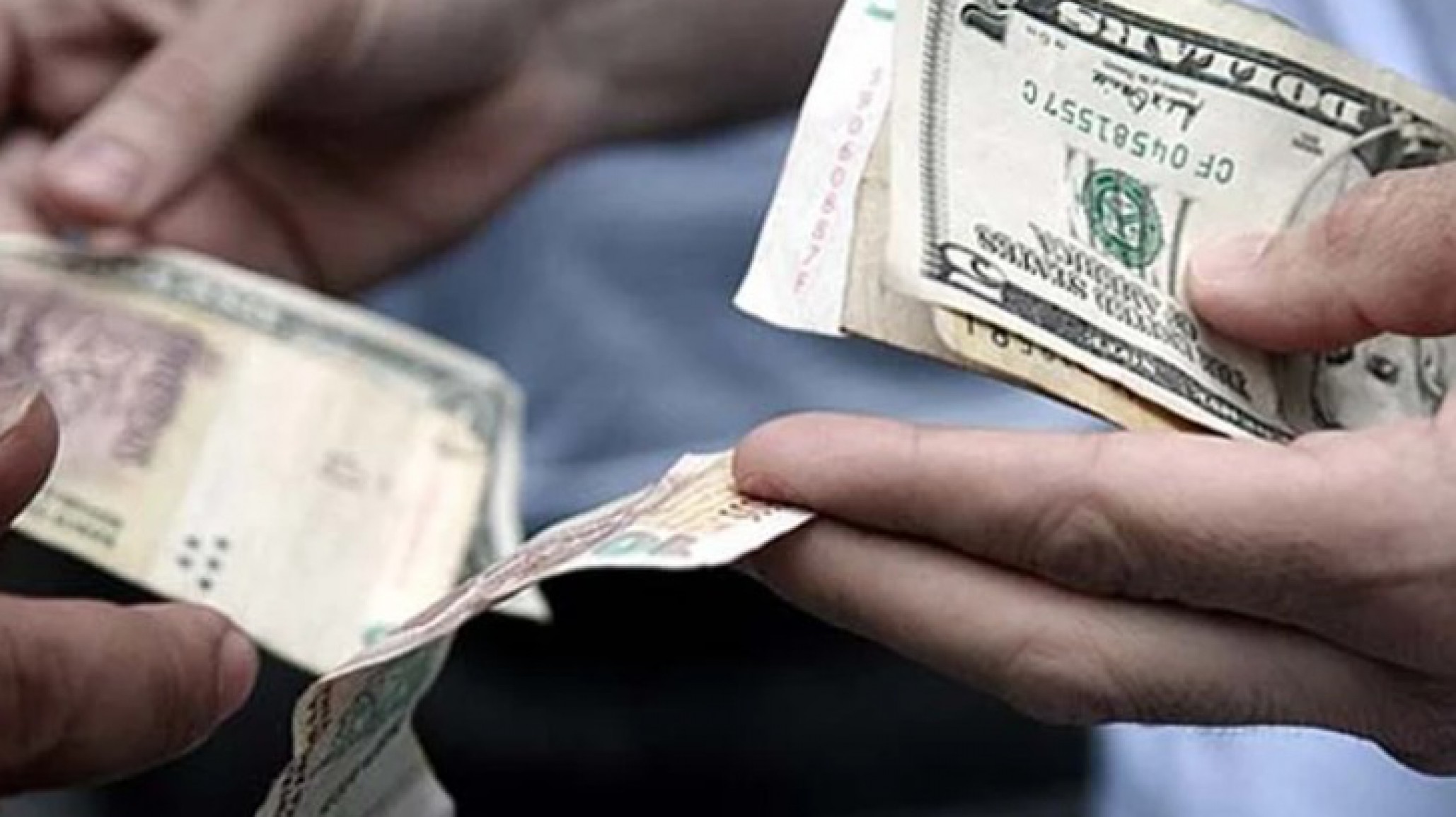 Invadieron una casa para ofrecer dólares y amenazaron: "Te voy a llenar la pared de tiros"