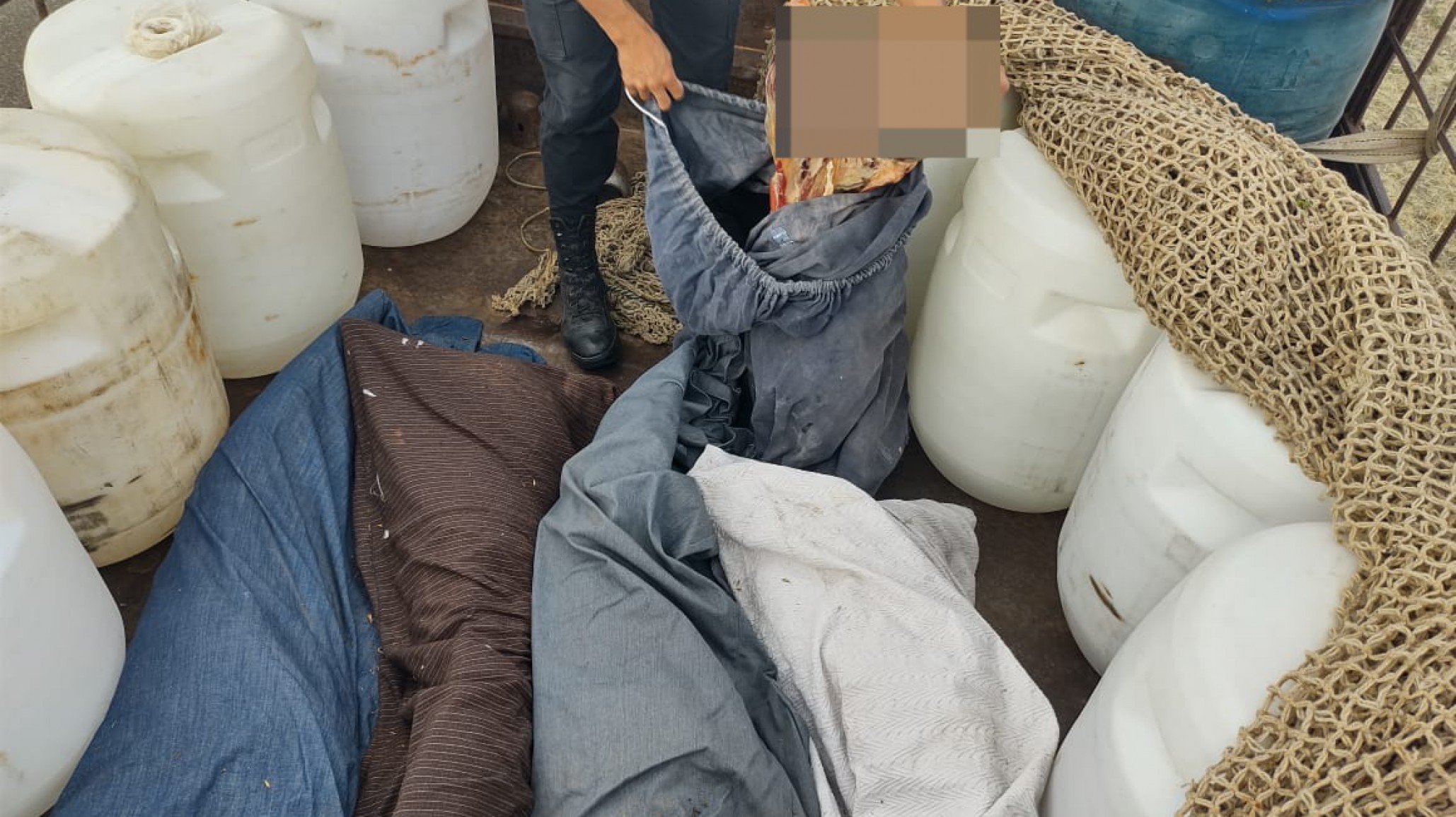 Lo pararon en la ruta y le sacaron "la cena" que traía para las fiestas