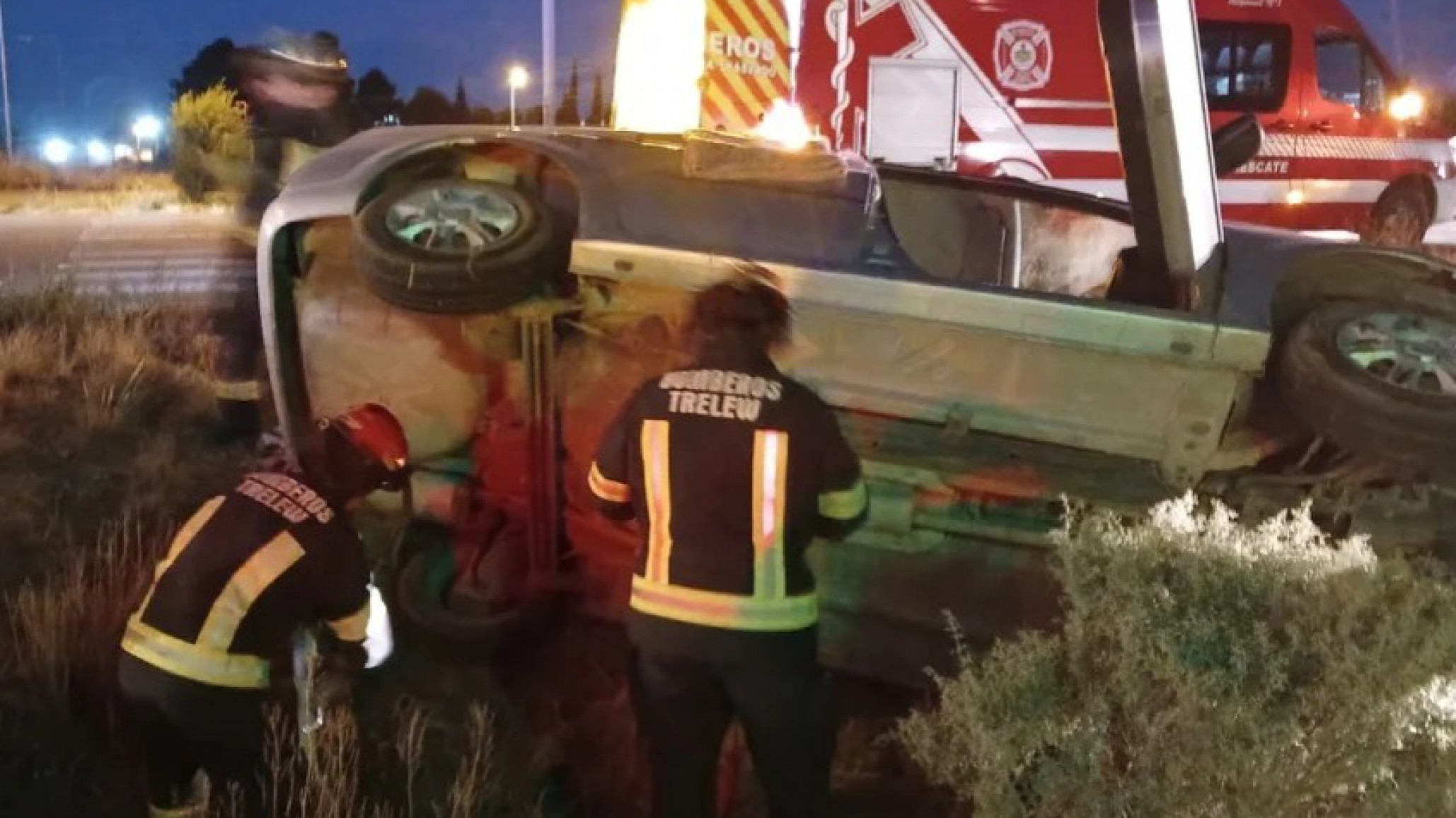 La chocaron, volcó y los bomberos tuvieron que sacarla del auto