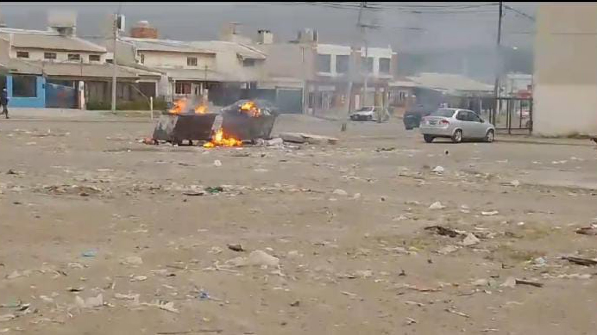 30 de octubre: Se cansaron de que les tiren la basura en el barrio y prendieron fuego los contenedores