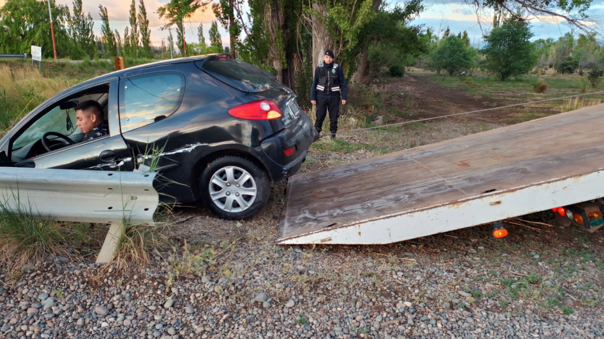 Salió caro el trago: Manejaba borracho y cayó en un canal de riego