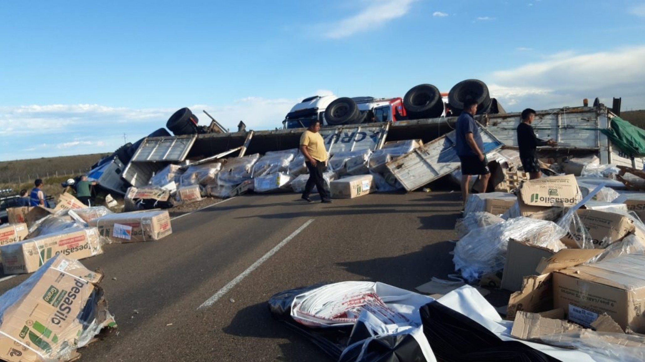 Grave accidente en Ruta N°3: camión chocó contra un auto