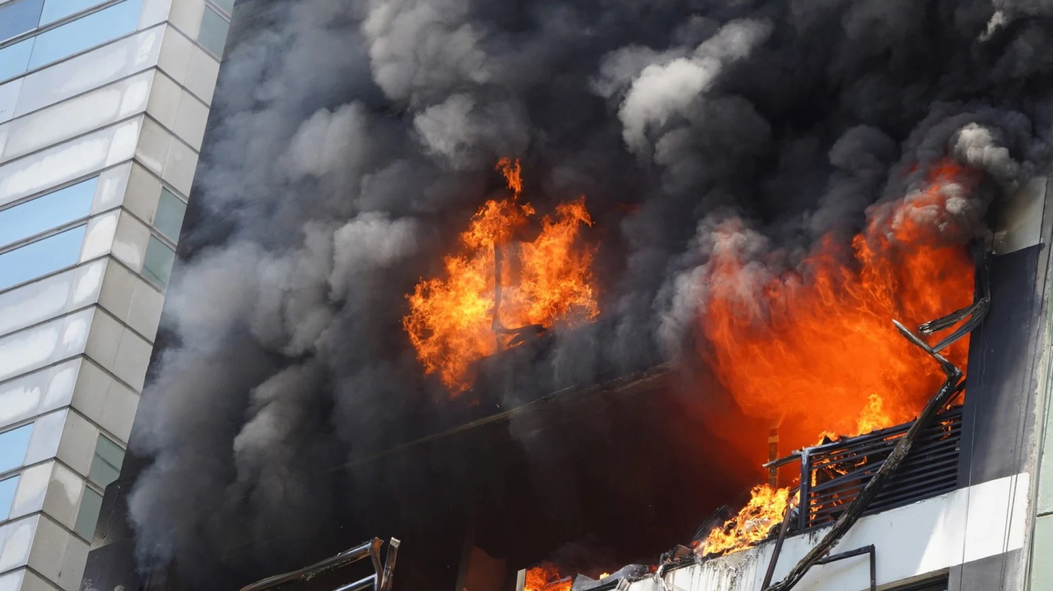 Explosión en el edificio contiguo al Ministerio de Trabajo: confirman la muerte de una mujer