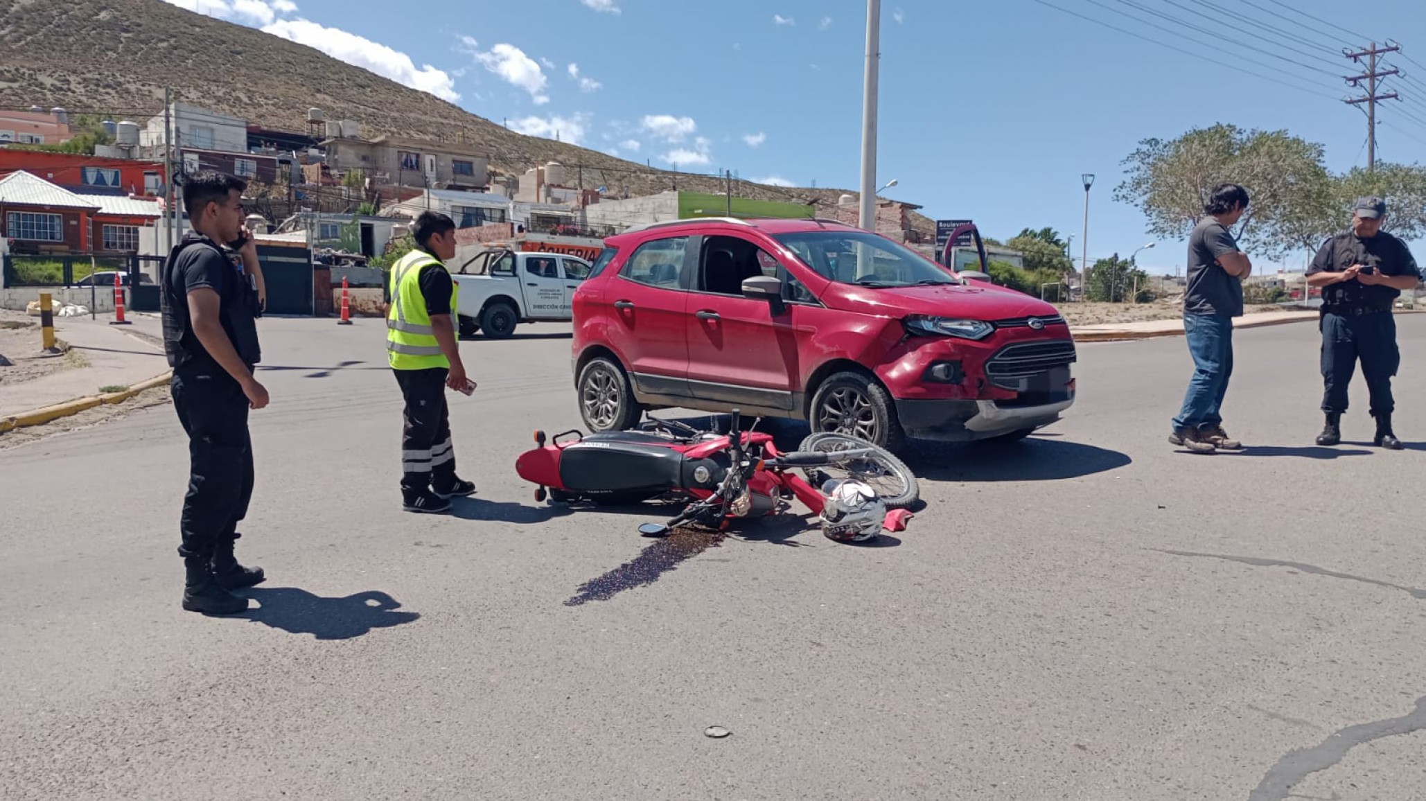 Violento choque entre una moto y una camioneta en Avenida Rivadavia