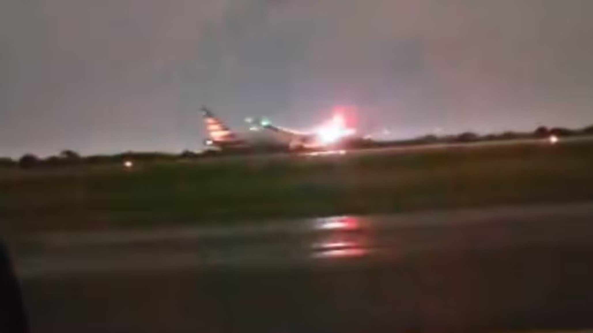 ¡Terror en el cielo! Viajaban a Miami en avión y fueron alcanzados por un rayo