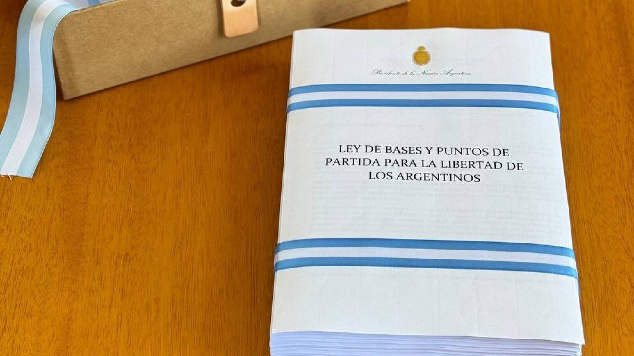 En el medio de la movilización con incidentes, Milei envió la Ley Ómnibus al Congreso