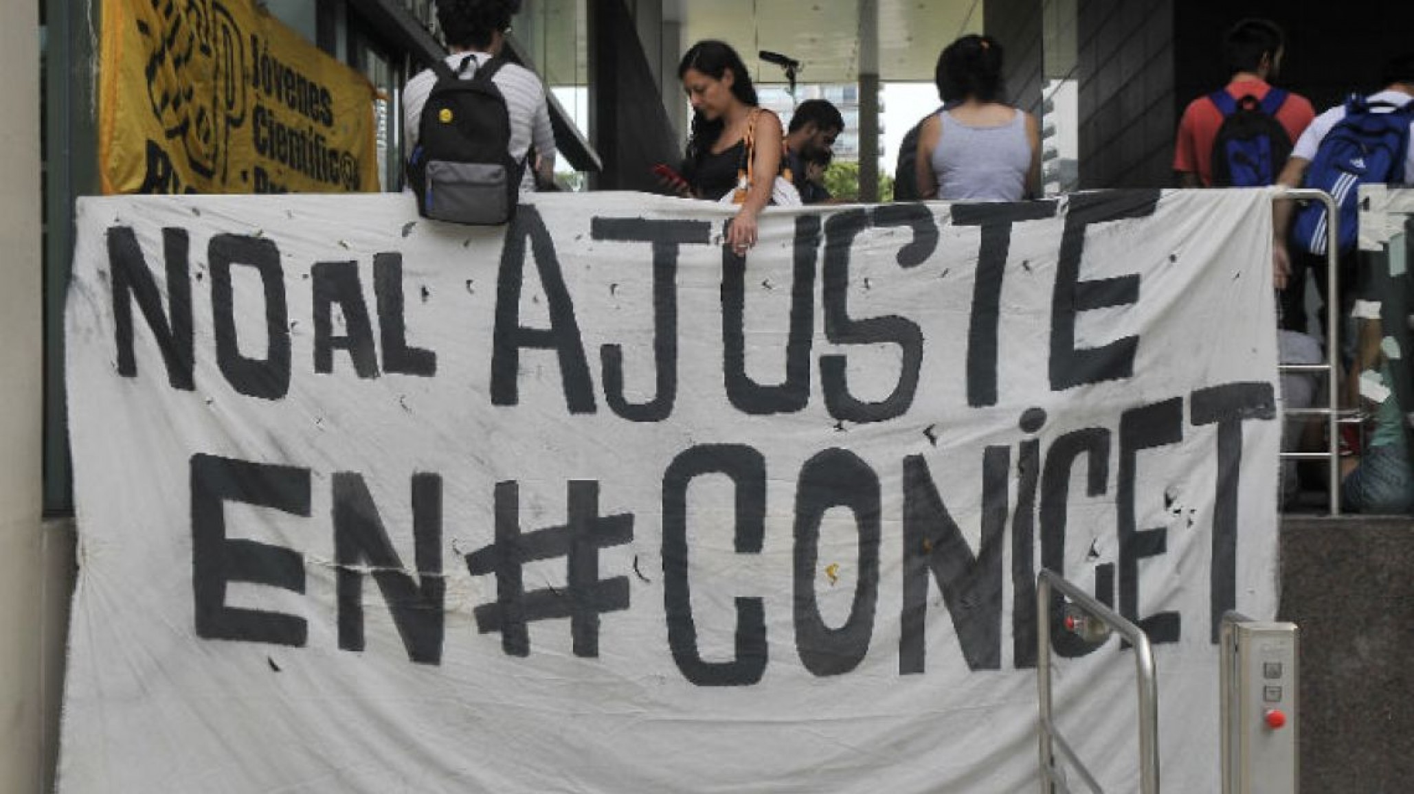 Crisis en CONICET: 50 despidos y denegación de becas desataron protestas