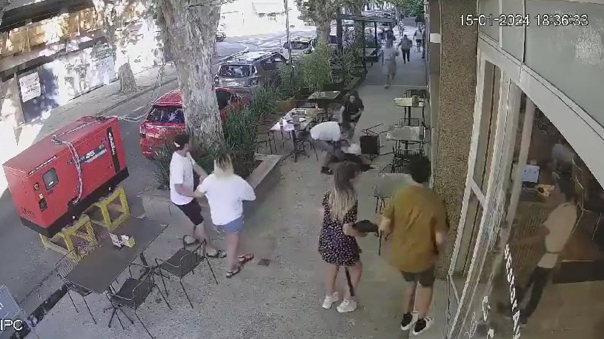 Violento robo a una mujer: la arrastró por la vereda en plena luz del día