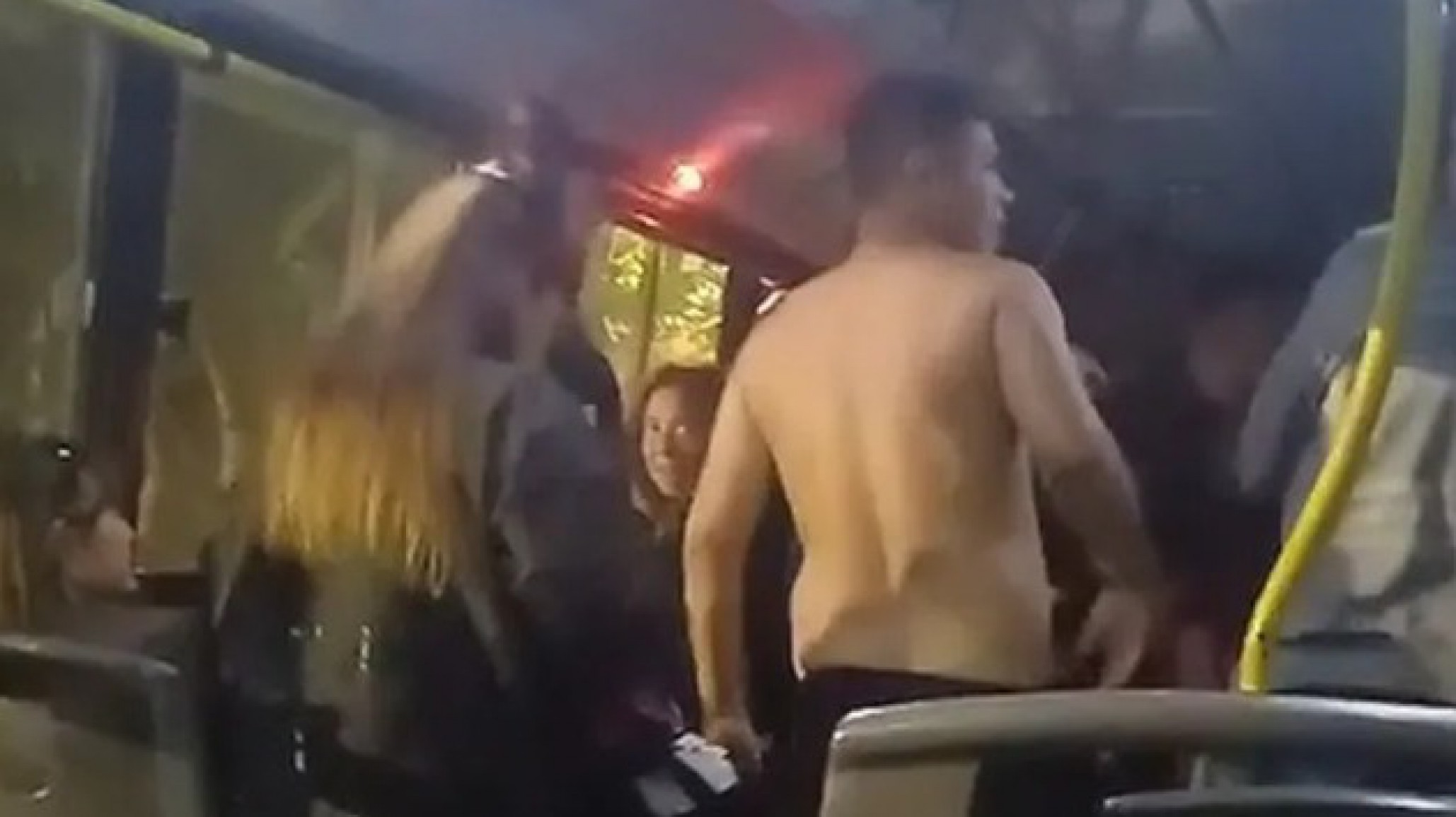Una discusión de larga data desató una brutal pelea en el colectivo