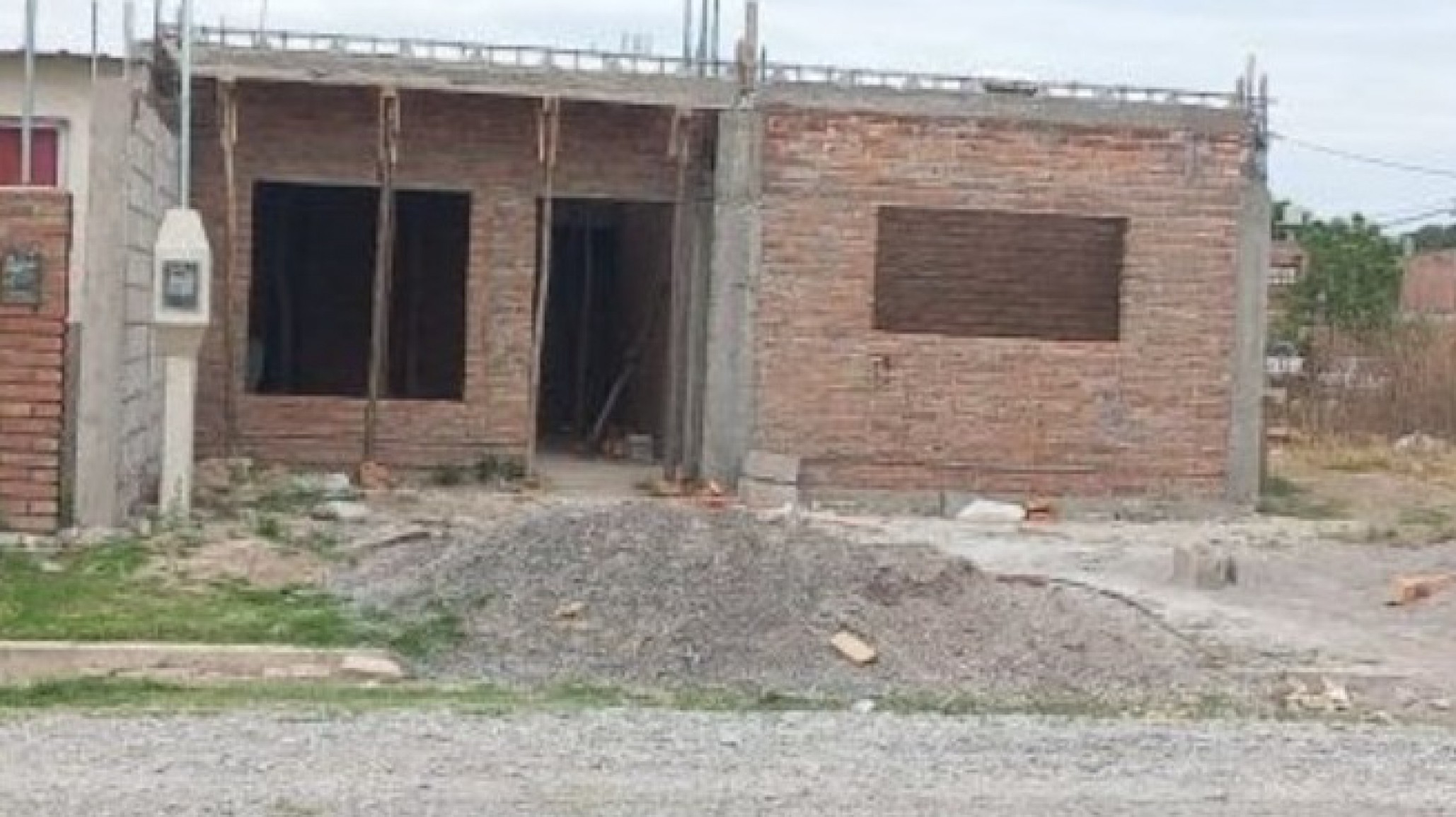 Estafa: Una mujer descubrió que el albañil reemplazó cemento por cal para construir su casa