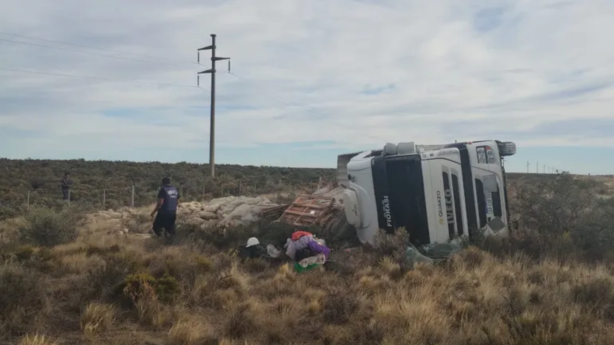 Camión con destino a Comodoro volcó en Ruta Nacional Nº3
