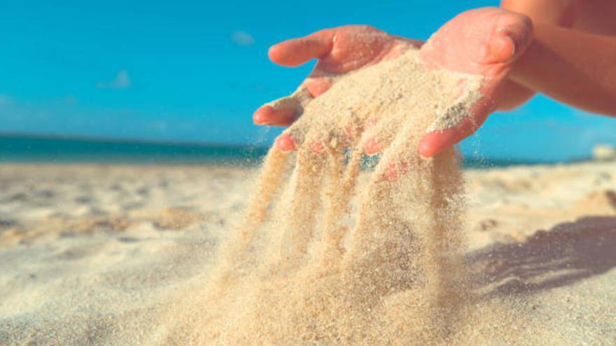 Insólito: influencer vende "arena purificadora" por 150 dólares el frasco y la respuesta desde un corralón fue viral