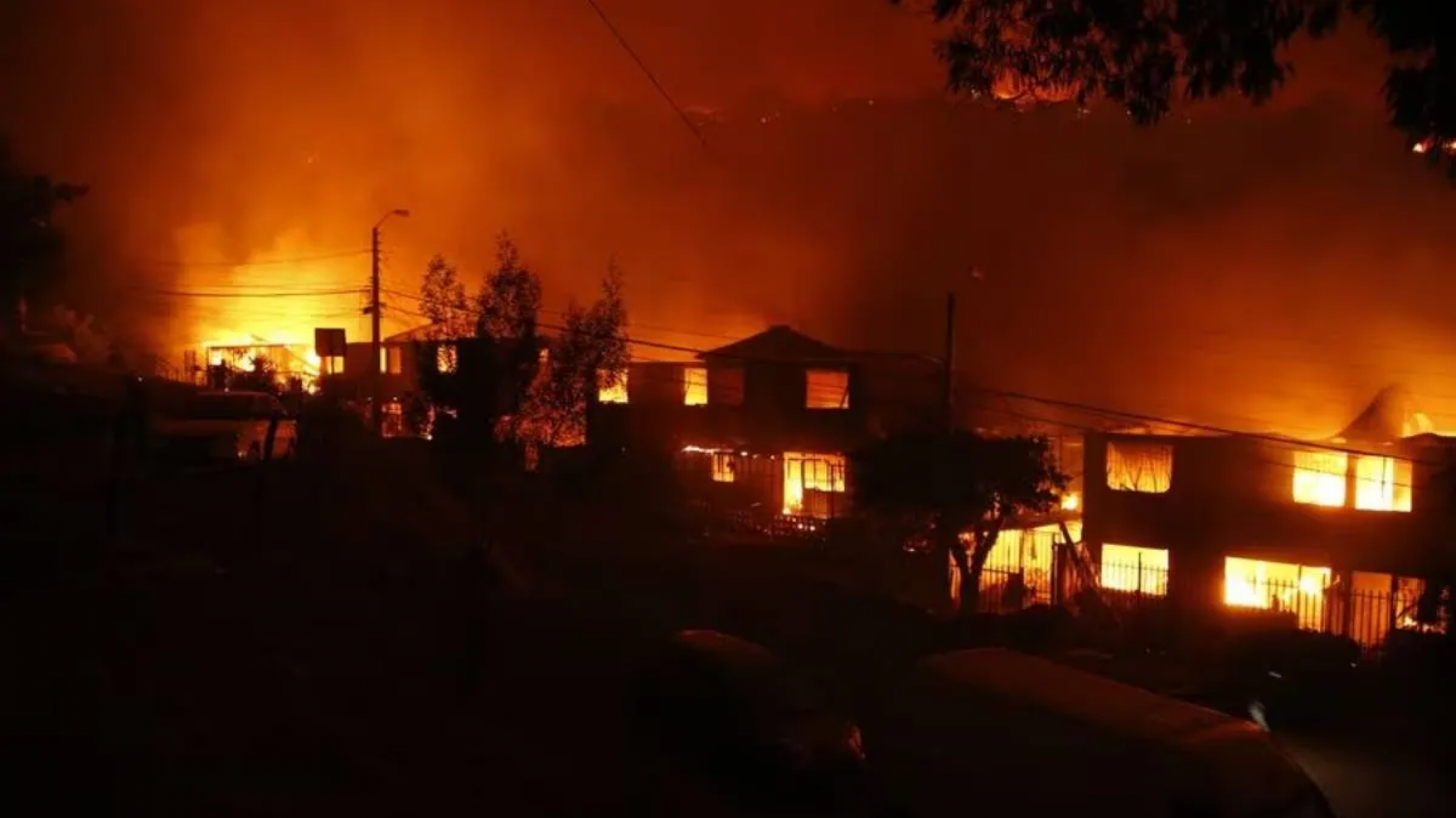 Chile de luto: Más de 100 muertos, cientos de desaparecidos y 5 detenidos ¿el incendio fue intencional?