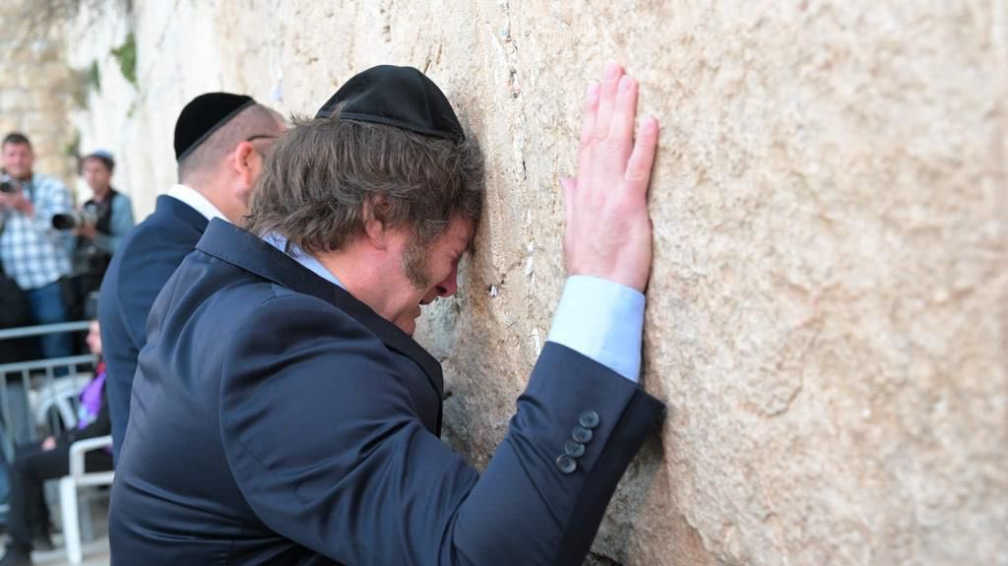 Milei visitó el Muro de los Lamentos y se reunió con el presidente de Israel