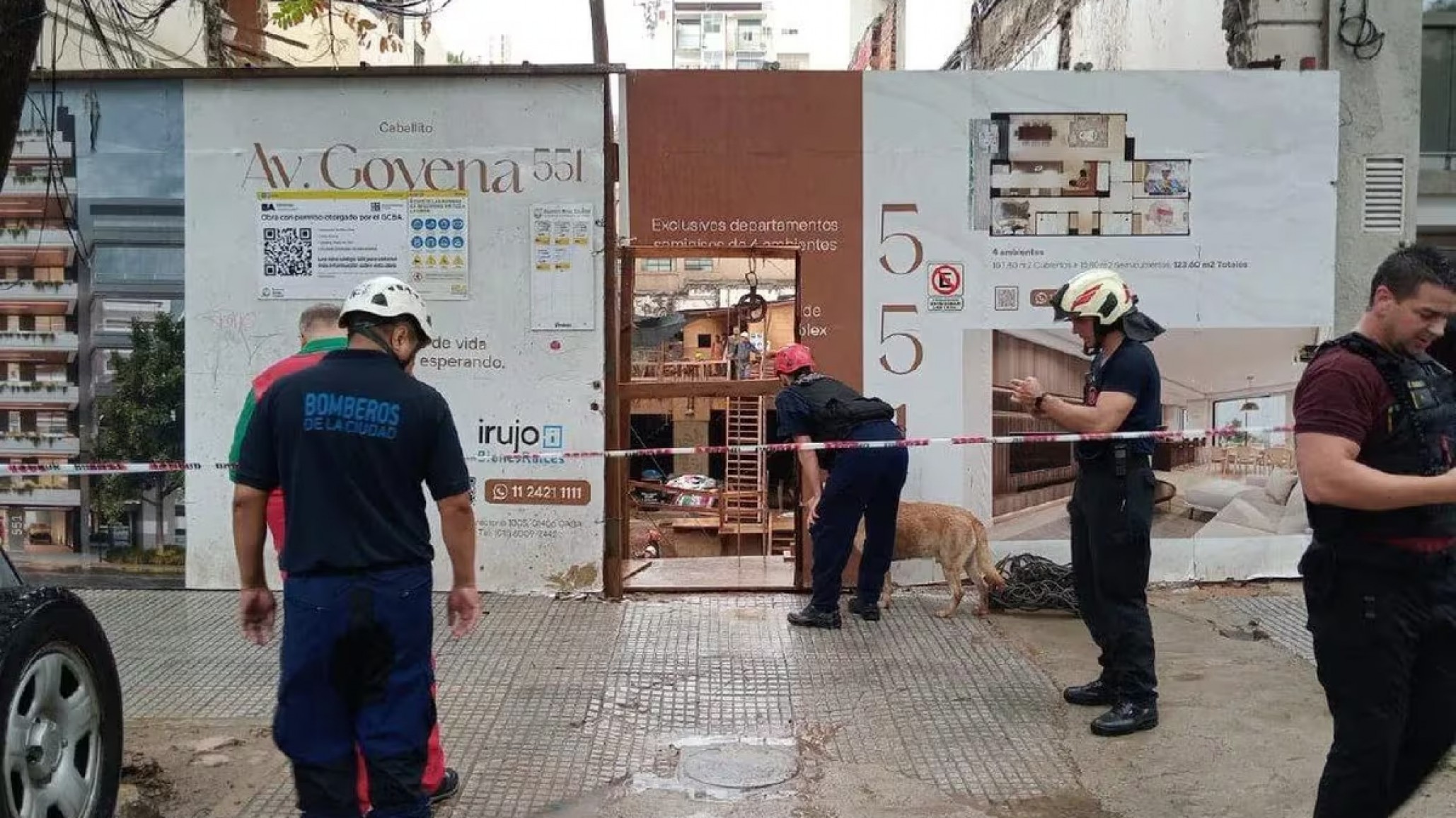 Derrumbe en una obra en construcción, una mujer perdió la vida e intentan rescatar a otras personas