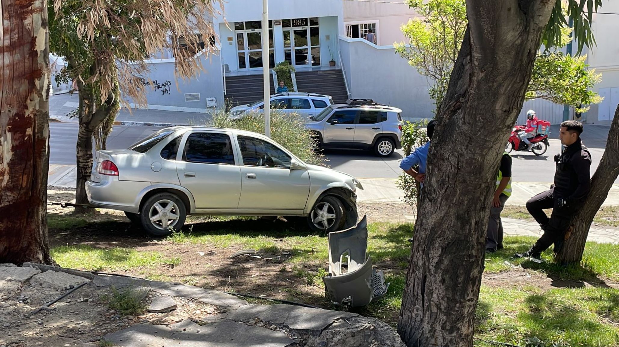 Auto estacionado se quedó sin frenos, chocó a colectivo y se incrustó en un boulevard