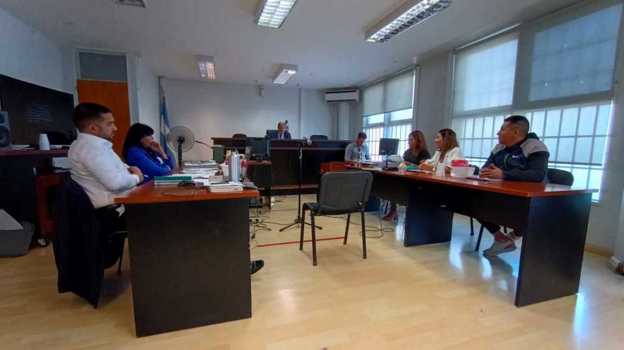 En plena audiencia una mujer le quiso entregar marihuana a su hermano preso