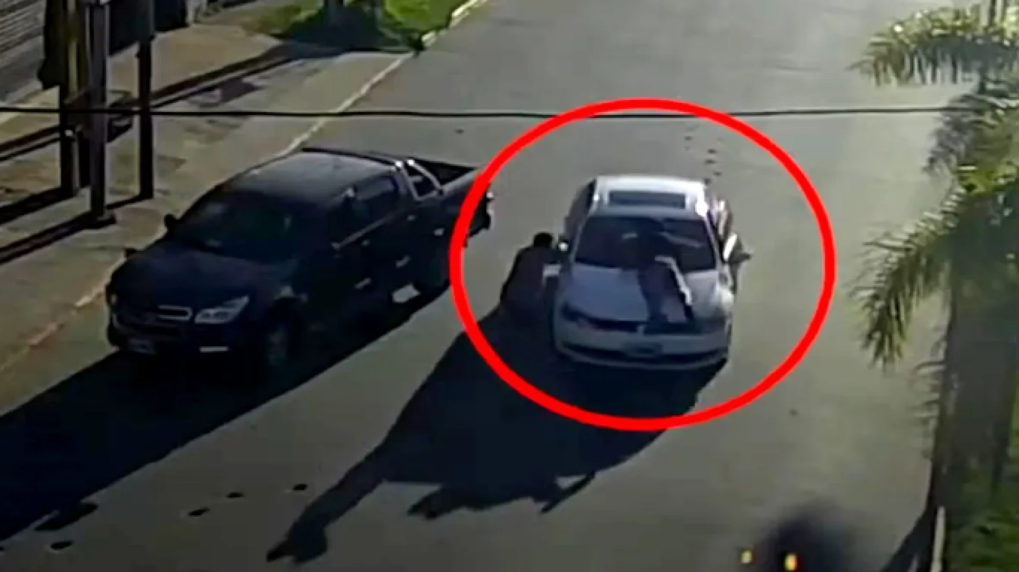 Video de terror: Conductor huyó arrastrando a su víctima en el capó de su auto