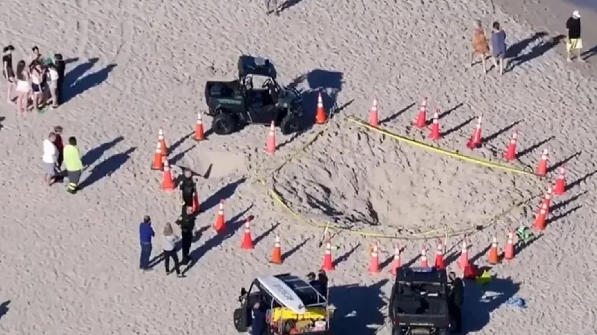 Dos niños hicieron un pozo en la playa, cedió y cayeron dentro: una niña de 5 años murió