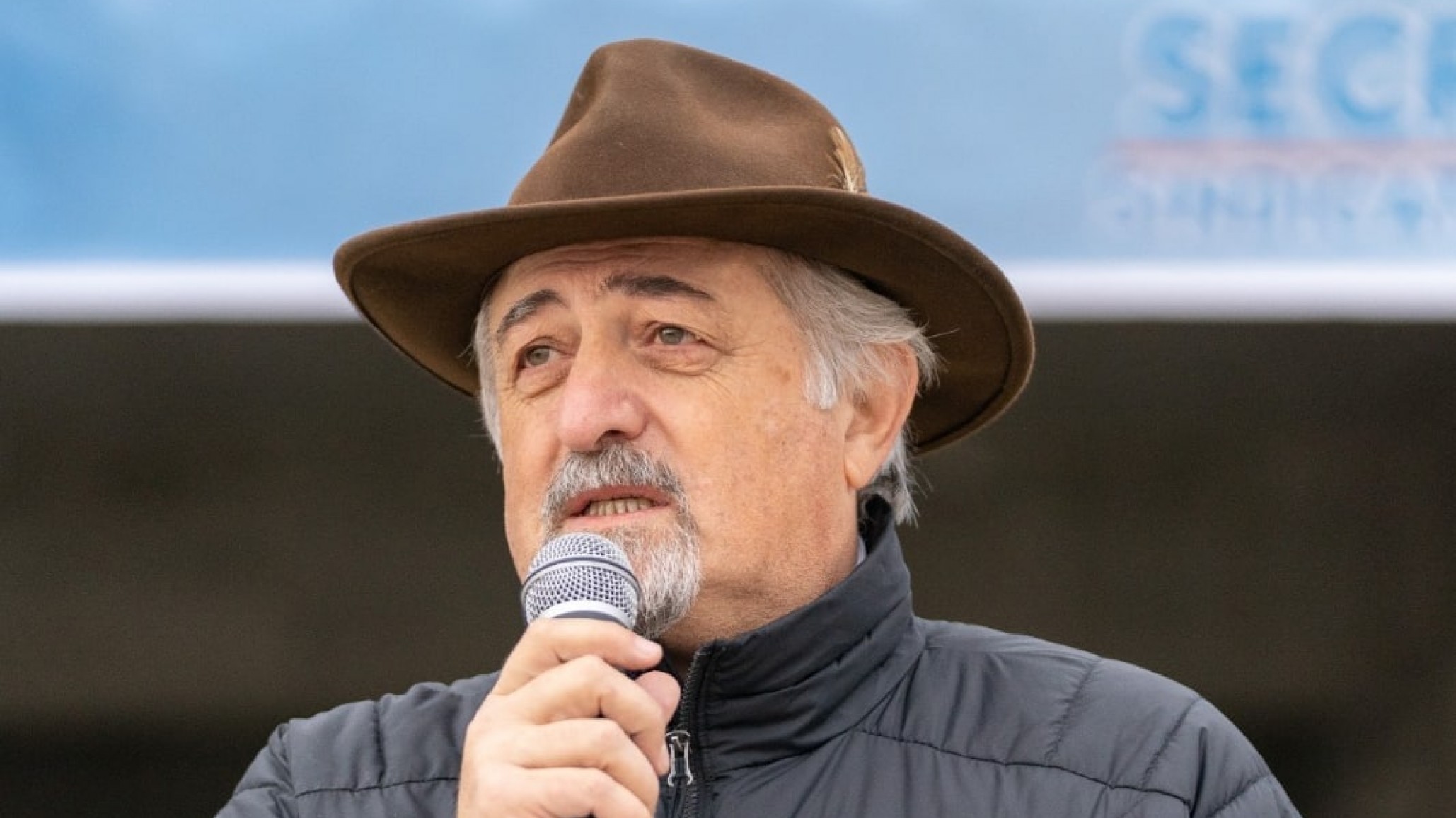 El intendente de Comodoro habló sobre el conflicto y advirtió que no está de acuerdo con parar la producción de petróleo