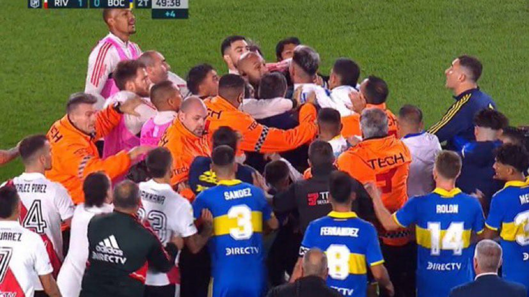 Incidentes en el Superclásico: Hinchas se enfrentaron con la policía